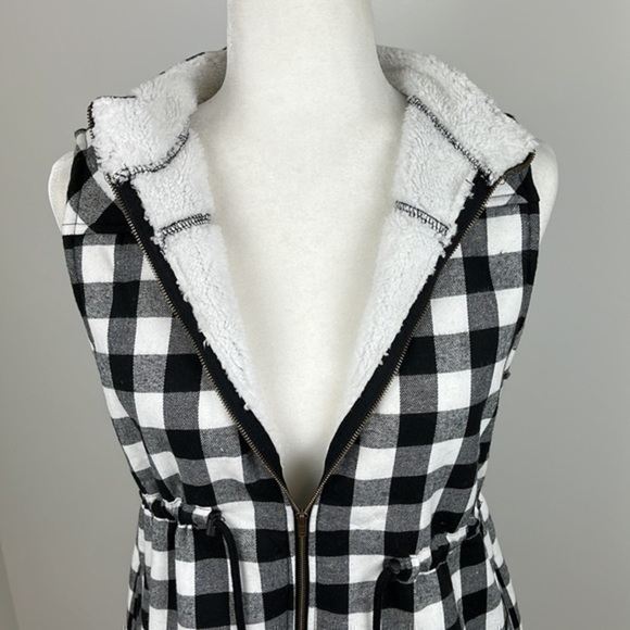 Plaid Sherpa Lined Vest - Black & White - Picture 4 of 6